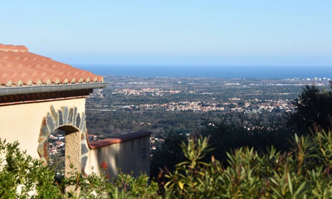 Laroque-des-Alberes Villa | Villa Josephine: en la ladera con vistas al mar, terraza, piscina y tenis
