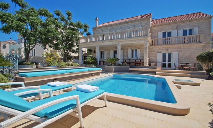 Cove Tri Zala (Zrnovo) Villa | Beachfront Villa Korkyra with Pool