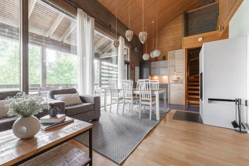 Tahkovuori Chalet De Esquí | Villa Kultaranta A - Scenic Lakeside Cabin in Tahkovuori with Hot Tub and Sauna