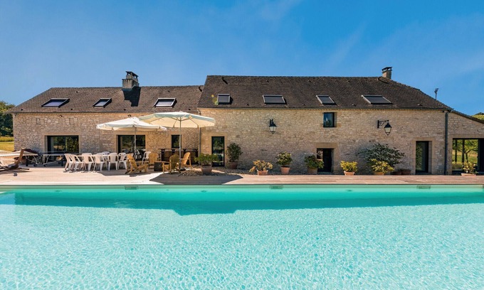 Saint-Germain-des-Pres Villa | 24MAIN - Le Mirambeau