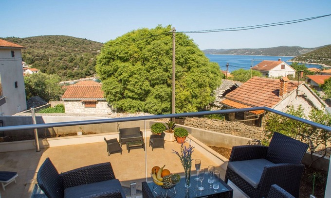 Veliki Drvenik Apartamento | Villa LA - Comfort One-Bedroom Apartment with Terrace and Sea View