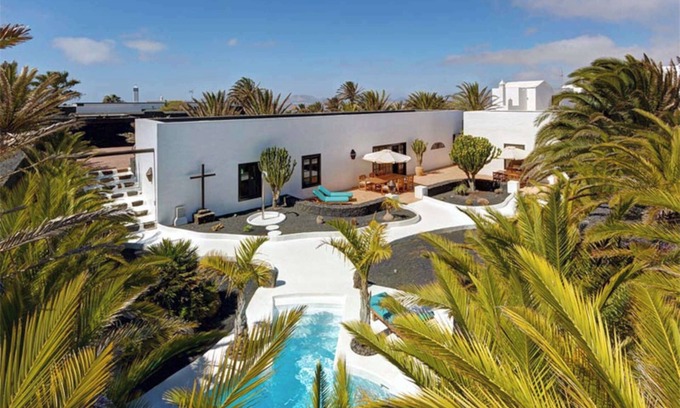 Teguise Cabaña | 'Villa La Cueva' con piscina compartida, terraza privada y Wi-Fi