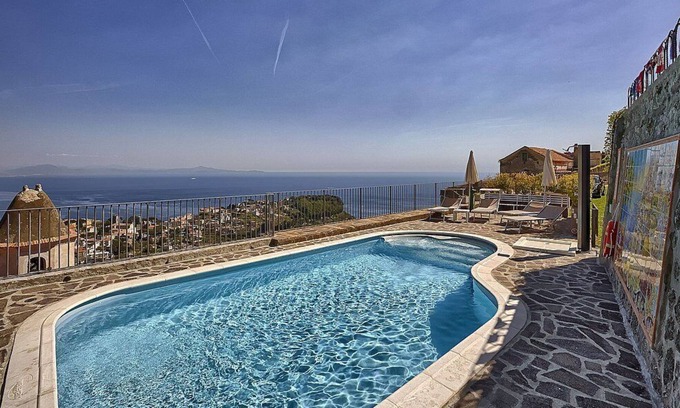 Scala Villa | Villa Laila Grande: una encantadora villa de dos pisos frente al sol y el mar.