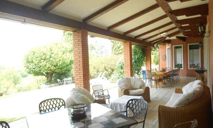 Bussolengo Casa | Lago Garda / Lazise villa con gran porche con vistas al lago rodeado de vegetación