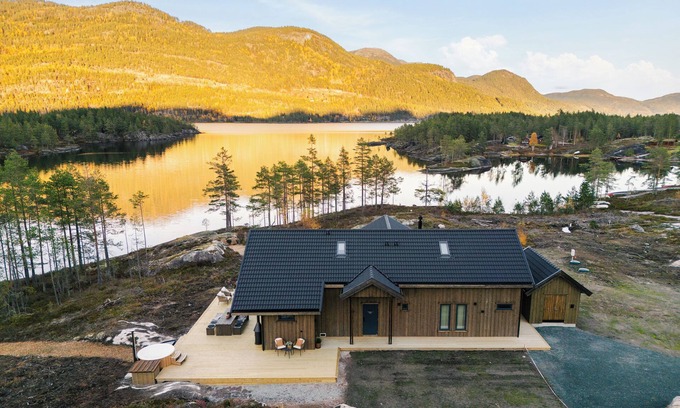 Kviteseid Villa | Villa Lakehouse Cedar with sauna, jacuzzi & boat (optional)