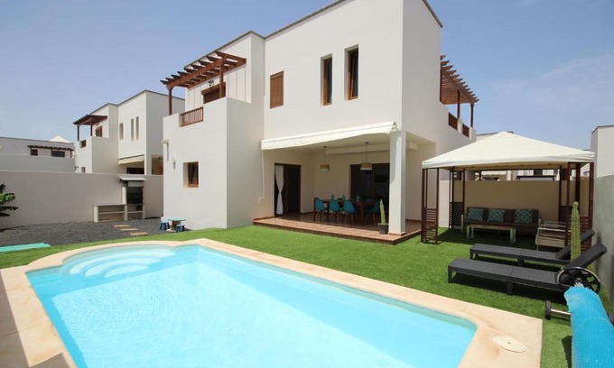 Costa Teguise Casa | Villa Las Caletas del Mar - Heated Pool