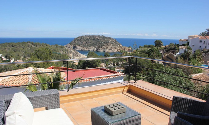Mar Azul Villa | Villa a 300 metros de la playa, espléndidas vistas al mar y piscina climatizada.