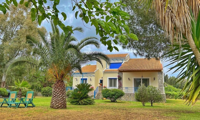 Melikia Villa | Superbe villa en bord de mer à Corfou avec jardins luxuriants privés