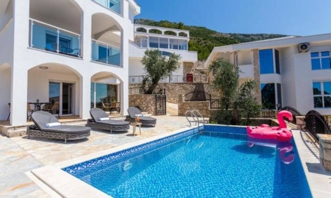 Zgrade Villa | Villa Leona con piscina privada en Sutomore