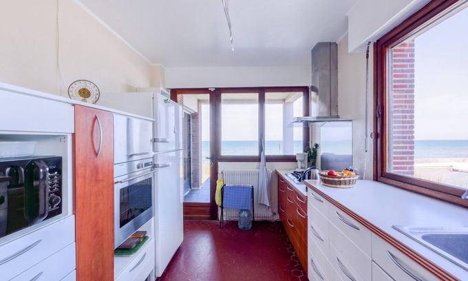 Ver-sur-Mer Villa | Villa les Sternes, beachfront with 180° sea view