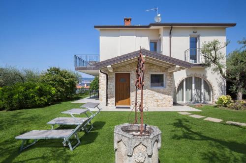 Cisano Villa | Villa Lisi With Pool