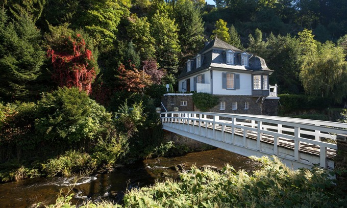 Monschau Villa | Villa "en vivo" con el puente privado, pabellón, Parque, Un solo lugar en Monschau