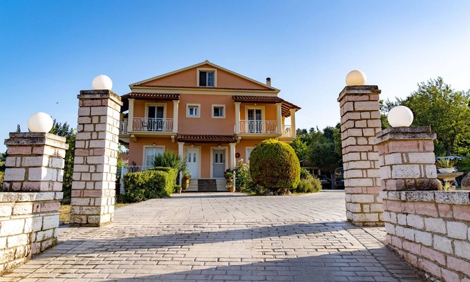 Peroulades Villa | Villa Logas en el pueblo de Peroulades, Norte de Corfú.