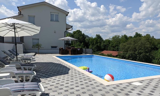 Trn Villa | Villa Longina