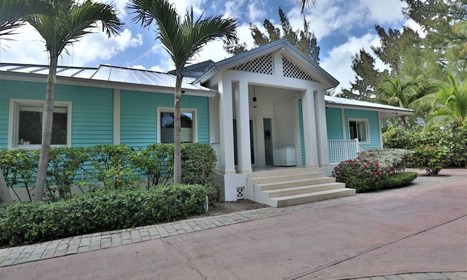 Alice Town Villa | Villa Los Cocos Private Luxurious Beachfront Villa - Bimini Bahamas