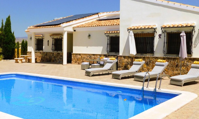 Locaiba Villa | Villa espaciosa de lujo, aire acondicionado, enorme piscina, 3 dormitorios / 2 baños, vistas, todo un nivel