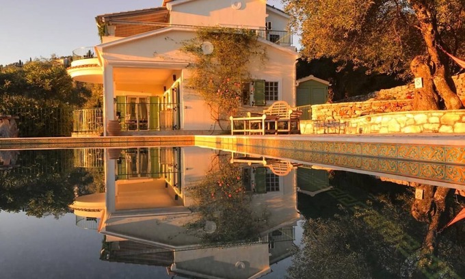 Petaleia Villa | Villa Loukia: a poca distancia de Kassiopi, piscina climatizada, villa de lujo de 3 dormitorios / baño