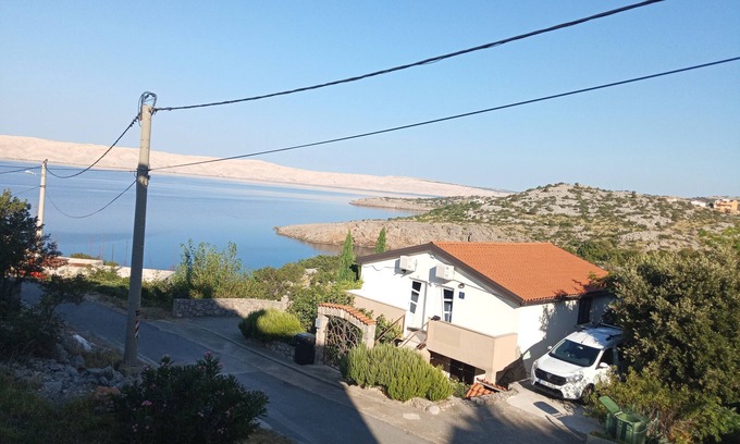 Cesarica Apartamento | Villa Luce. Nuevo apartamento espacioso 70 m del mar, con vistas al mar en Karlobag.