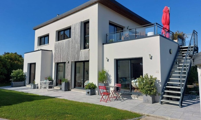 Plougasnou Villa | Villa 'Lumineuse Vue Mer 150m Plage' con vistas al mar, terraza privada y Wi-Fi