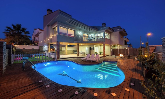 Reus Villa | Villa "Luxury Rock TIRRI" con piscina privada, terraza cubierta y Wi-Fi