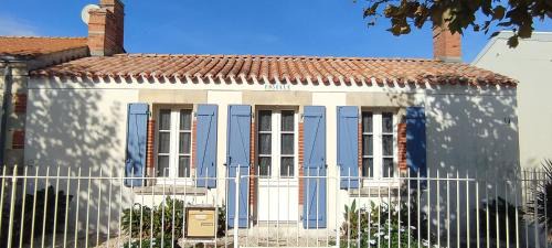 Saint-Gilles-Croix-de-Vie Casa | Villa maraichine rénovée, grand jardin et wifi, entre Plage et Marché