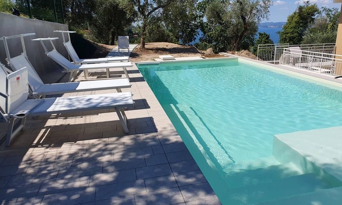 Albisano Apartamento | Villa Malù - APT Luisa Vista piscina y lago