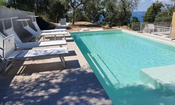Albisano Apartamento | Villa Malù - APT Amalia - Piscina e vista lago