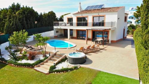 Olhos D'Agua Villa | Villa Margarida by Laranjal Rentals