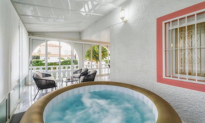 Los Alcázares Chalet De Esquí | Villa Marie: Estancia Premium y Jacuzzi Climatizado