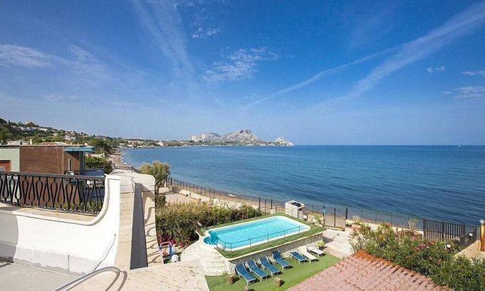 Casteldaccia Villa | Villa Maristella: Una espaciosa villa de dos pisos ubicada directamente en la playa.