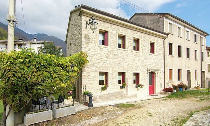 Miane Casa | Villa Marsica C: Un acogedor apartamento de dos pisos rodeado de un hermoso paisaje.