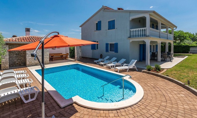 Kastel Cabaña | espaciosa villa con piscina privada y un amplio jardín