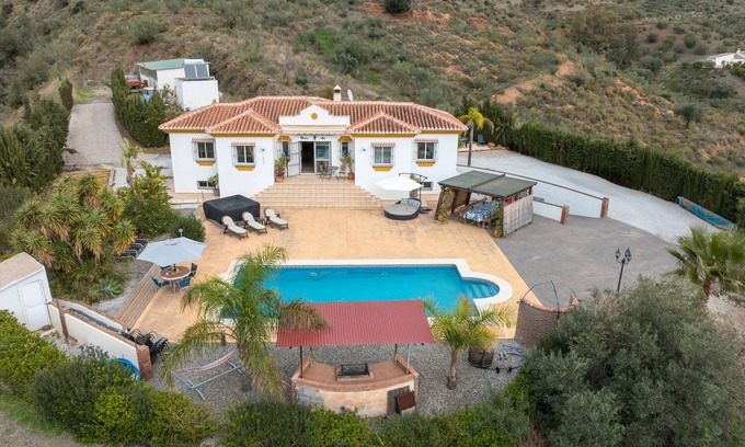 Canillas de Aceituno Villa | Villa 'Marylou' con vistas a la montaña, Wi-Fi y aire acondicionado