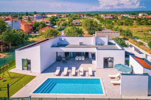 Valbandon Villa | Villa Mateo with heated pool