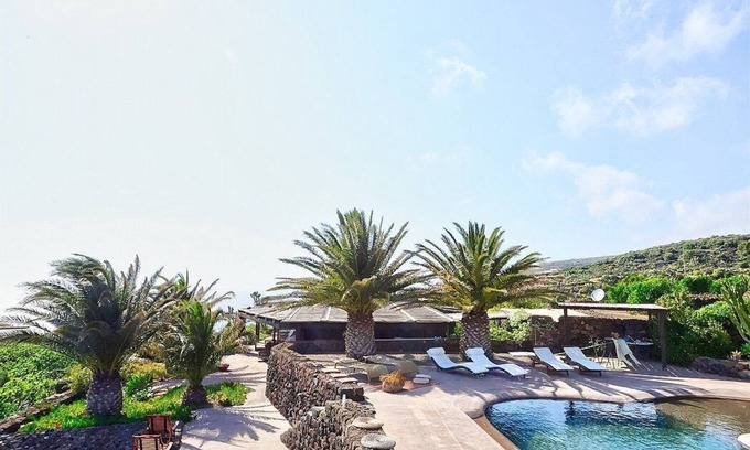 Pantelleria Casa | Villa Meriggio C: A characteristic and welcoming dammuso with the fascination of the typical and ancient houses of the island.