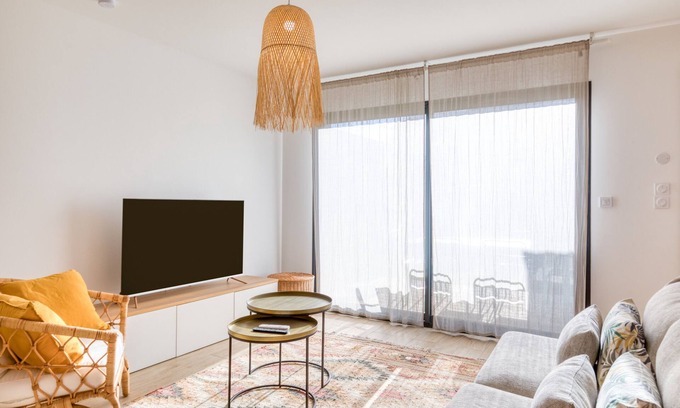 Meze Villa | Villa ‘Mézoise’ con Terraza Privada, Wi-Fi y Aire Acondicionado