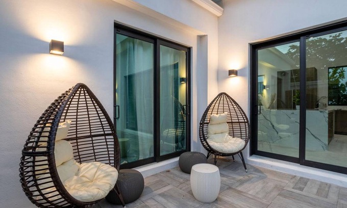 Buena Vista Casa | Villa Milan - Billiards Terrace w Grill Smart TV