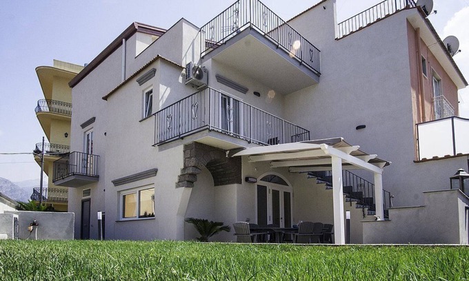 Sant'Agnello Villa | Villa Mira: una elegante y acogedora villa de tres pisos ubicada en el centro de Sant'Agnello.