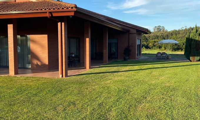 Escobedo Villa | Villa Monasterio. 15' de Santander