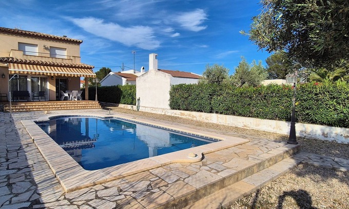 Les Tres Cales Chalet De Esquí | VILLA MONREDÓ. Espaciosa Casa con Piscina Privada y amplio jardín.