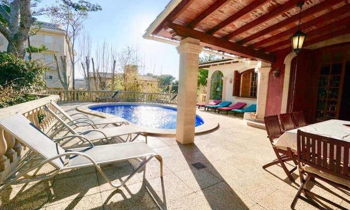 Es Pelats Chalet De Esquí | MUNAR I, Precioso chalet con piscina y jardines ideal para familias