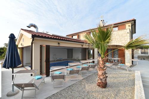 Brzac Villa | Villa Muskatel KRK -with heated covered pool