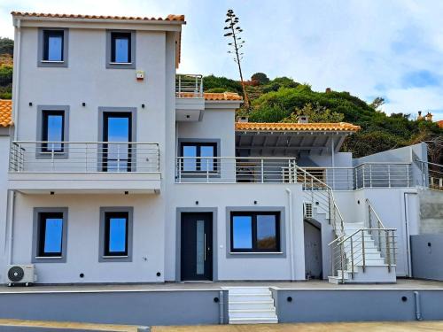Mourteri Casa | Villa Myrtia Mourteri just steps from the beach
