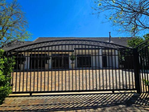 Potchefstroom Casa | Villa-né Guesthouse