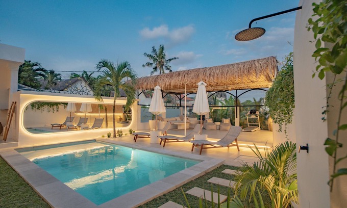Batu Bolong Villa | Villa Nair NEW stylish 3BR Canggu with large pool, projector & green field view