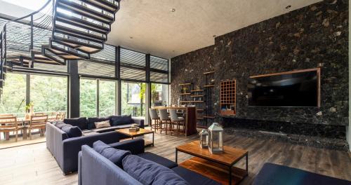 Valle de Bravo Casa | Villa Napoli - Forest retreat, pool, jacuzzi, river