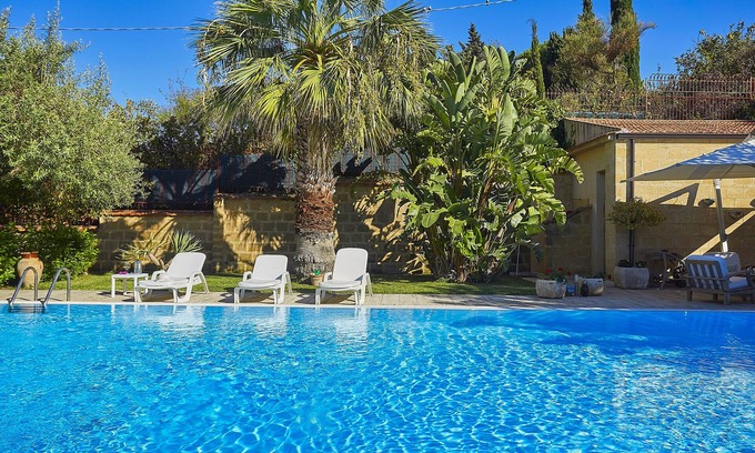 Sant'Onofrio Villa | Villa Natino con piscina y jardín.