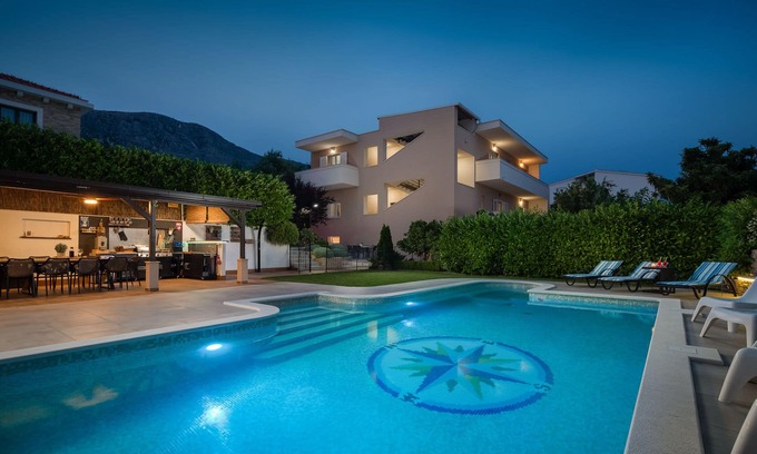 Kastel Gomilica Casa | Villa Nautica - 7 habitaciones con piscina climatizada y parque infantil
