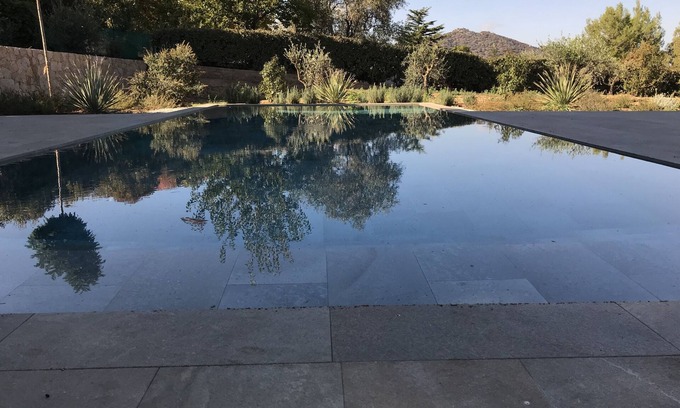 Calenzana Villa | Casa Catalina villa nueva con aire acondicionado corazón pueblo jardín piscina mar y montaña