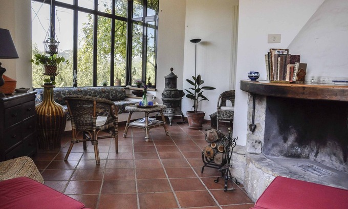 Pagnano Villa | Villa Nèfisi, tres habitaciones, amplios espacios y jardín.